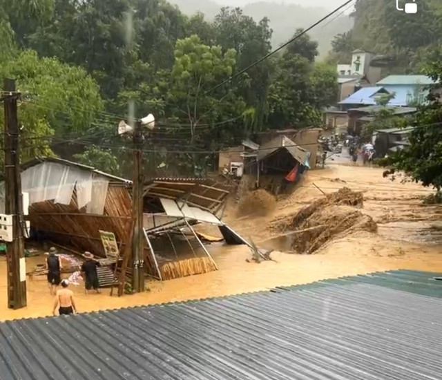 Lũ cuốn trôi 2 nhà tạm bán hàng của người dân ở Thanh Hóa- Ảnh 1.