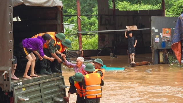 Thủ tướng chỉ đạo ưu tiên hỗ trợ người dân, khôi phục hạ tầng sau bão số 2- Ảnh 1.