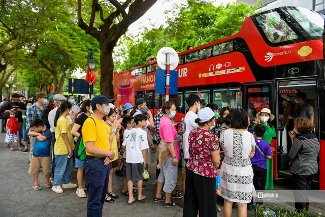 Hà Nội hút 2,5 triệu lượt du khách trong tháng 7- Ảnh 1.