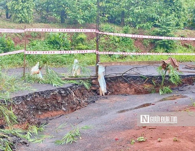 Đắk Nông: Mưa lớn kéo dài khiến 2 tuyến đường đang thi công bị sạt lở, sụt lún- Ảnh 2.