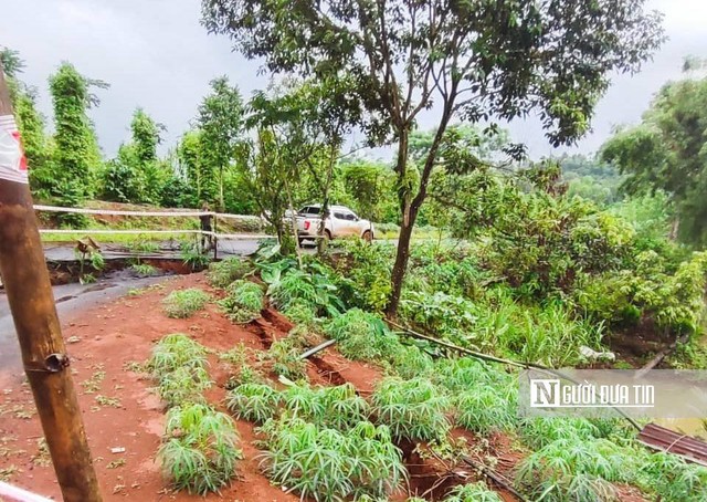 Đắk Nông: Mưa lớn kéo dài khiến 2 tuyến đường đang thi công bị sạt lở, sụt lún- Ảnh 3.