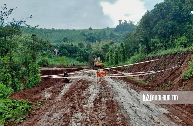 Đắk Nông: Mưa lớn kéo dài khiến 2 tuyến đường đang thi công bị sạt lở, sụt lún- Ảnh 4.