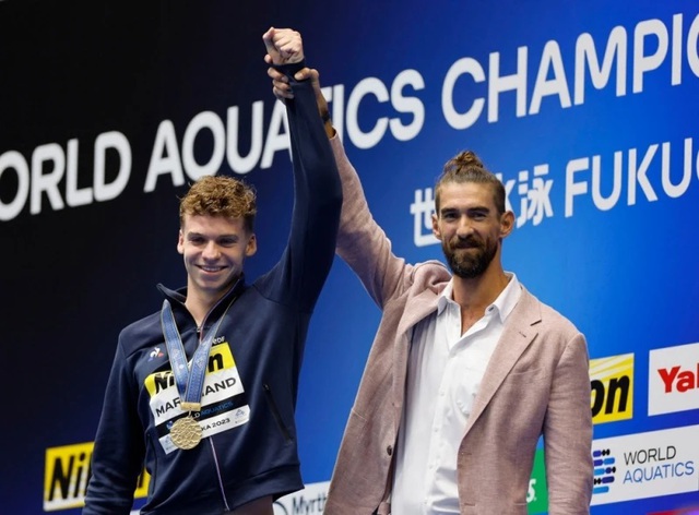 Leon Marchand nhận HCV từ huyền thoại Michael Phelps tại Olympic Paris 2024. (Ảnh: GETTY)