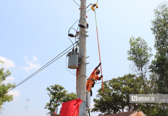 Điện lực Bình Định đấu nối hệ thống lưới điện quốc gia cho các xã miền núi của tỉnh Bình Định. Ảnh:TT