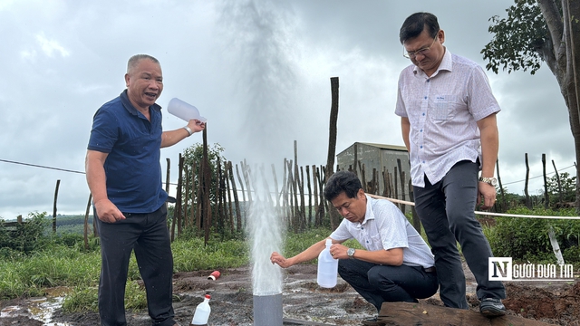 Đoàn khảo sát Bộ Tài nguyên và Môi trường kiểm tra giếng khoan “kỳ lạ” ở Gia Lai- Ảnh 2.