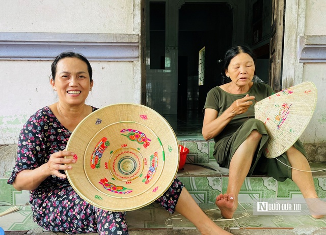 Làng nghề chằm nón ngựa Phú Gia (xã Cát Tường, huyện Phù Cát) là một trong 4 làng nghề thí điểm phát triển du lịch. Ảnh: Thu Dịu