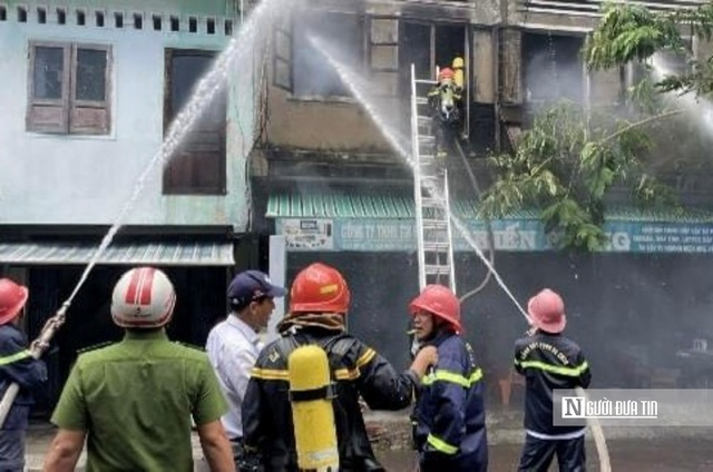 Đám cháy bùng phát từ ngôi nhà 3 tầng trên đường Lê Thánh Tôn, Tp.Quy Nhơn, tỉnh Bình Định. Ảnh: Toàn titi