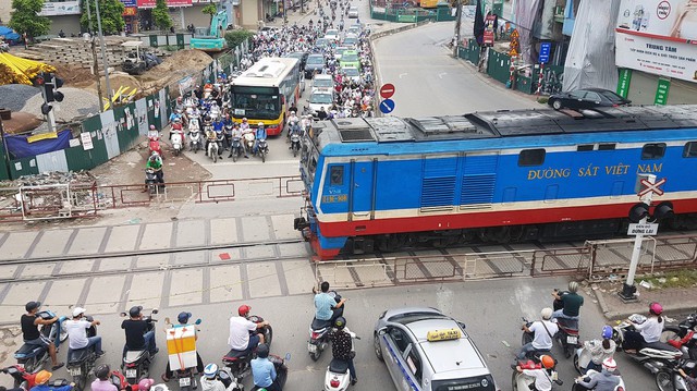 Bộ GTVT đề xuất chi 400 tỷ đồng để bổ sung hệ thống tín hiệu tại 184 đường ngang- Ảnh 1.