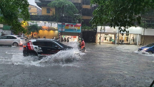 Mưa lớn dồn dập trút xuống miền Bắc, đề phòng 