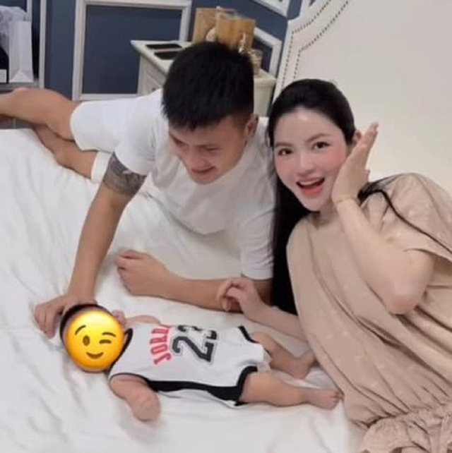 Con trai cầu thủ Quang Hải chính thức lộ diện, nhan sắc