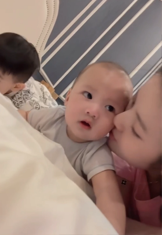 Con trai cầu thủ Quang Hải chính thức lộ diện, nhan sắc