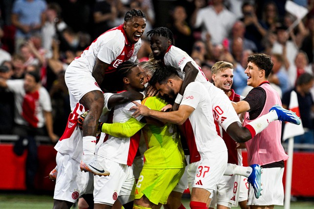 Ajax đánh bại Panathinaikos với tỉ số luân lưu 13-12.