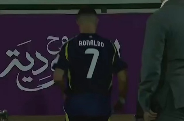 Ronaldo đi thẳng vào đường hầm sau tiếng còi mãn cuộc.