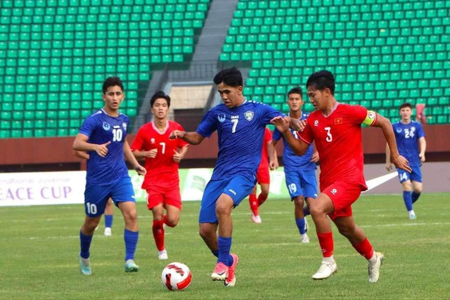 Sau trận ra quân thua 0-4 trước chủ nhà U16 Trung Quốc, U16 Việt Nam đã tạo cú sốc lớn khi giành chiến thắng 3-0 trước U16 Uzbekistan, đội bóng thậm chí còn được đánh giá mạnh hơn so với U16 Trung Quốc. (Ảnh: VFF)