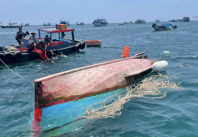 Vụ chìm tàu 6 người rơi xuống biển ở Phú Quý: 1 nạn nhân tử vong, 1 người mất tích- Ảnh 4.