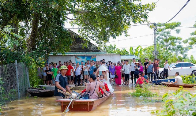 Đám rước dâu đặc biệt ở "rốn lũ" Chương Mỹ gây sốt cộng đồng mạng- Ảnh 2.