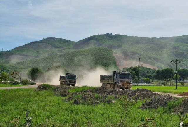 Cảnh sát giao thông Thanh Hóa vào cuộc xử lý vụ 4 mỏ đất ở 1 xã gây hệ lụy môi trường- Ảnh 1.