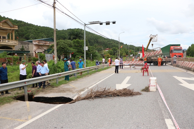 Quảng Ninh: Xuất hiện hố sụt lún khiến giao thông trên Quốc lộ 18A bị ùn tắc- Ảnh 1.