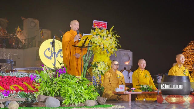 Hàng nghìn người tham dự đại lễ dâng đăng mùa Vu Lan tại núi Bà Đen- Ảnh 2.