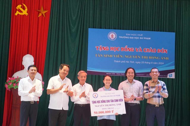 Đại học Huế trao học bổng 50 triệu đồng cho tân sinh viên mồ côi cha, hiếu học ở Hà Tĩnh- Ảnh 1.