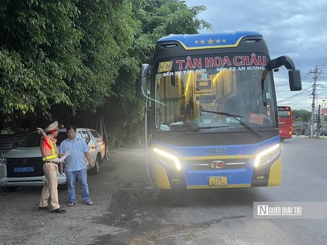 Lực lượng chức năng tỉnh Bình Định vào cuộc kiểm tra, xác minh các nhà xe mà Người Đưa Tin phản ánh. Ảnh: Thu Dịu