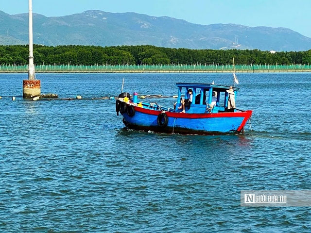 Hoạt động vận chuyển hành khách ở khu vực đầm Thị Nại (huyện Tuy Phước, tỉnh Bình Định) không đảm bảo các quy định về an toàn. Ảnh: Đạt GT