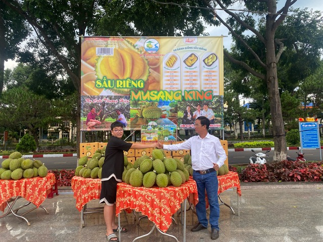 Người đàn ông “gàn” bỏ phố lên rừng trồng sầu riêng, thu chục tỷ đồng mỗi năm- Ảnh 4.