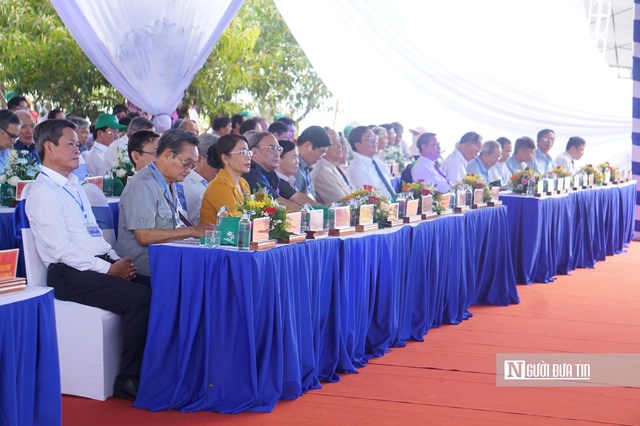 Đại biểu, nhân dân và du khách tham gia lễ khai mạc ngày hội du lịch Hoài Nhơn. Ảnh: Thu Dịu