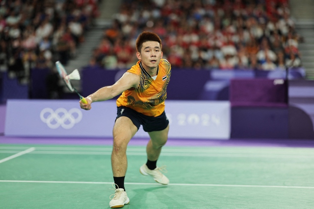 Kunlavut Vitidsarn là tay vợt Thái Lan đầu tiên trong lịch sử giành quyền vào chung kết môn cầu lông ở Olympic. (Ảnh: Reuters).