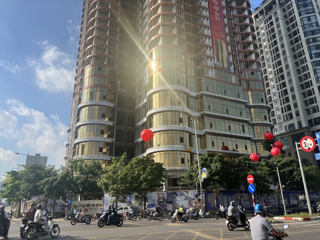 QMS Top Tower dát kính vàng chói mắt: Tiềm ẩn rủi ro- Ảnh 1.