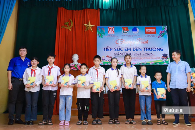 NXB Giáo dục Việt Nam và Tạp chí ĐS&PL tổ chức chương trình "Tiếp bước em đến trường năm 2024"- Ảnh 9.