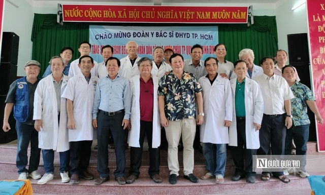 Đoàn y, bác sĩ của Đại học Y dược Tp. Hò Chí Minh tới thăm, tặng quà cho bà con xã đảo Nhơn Châu, Tp.Quy Nhơn, tỉnh Bình Định. Ảnh: Sơn Tùng