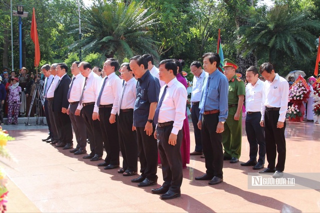 Lãnh đạo tỉnh Bình Định dâng hoa tại tượng đài Hoàng đế Quang Trung -Nguyễn Huệ trong khuôn viên Bảo tàng Quang Trung (huyện Tây Sơn, tỉnh Bình Định). Ảnh: TD