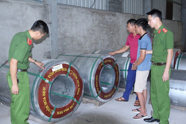 Bắt kẻ trốn nã nhưng vẫn lừa đảo chiếm đoạt tài sản của nhiều người- Ảnh 2.