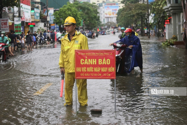 Hà Nội ngập úng khiến giao thông ùn tắc kéo dài- Ảnh 2.