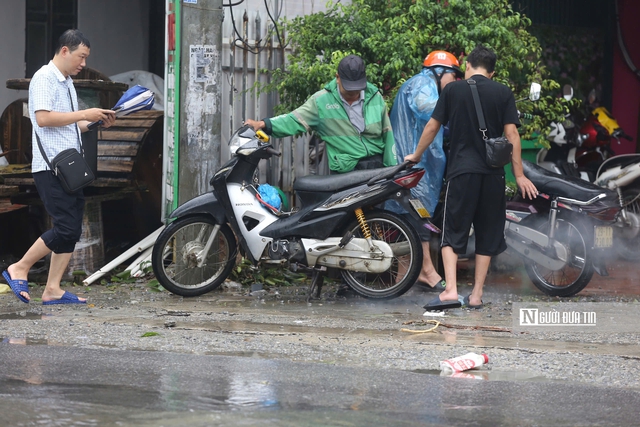 Hà Nội ngập úng khiến giao thông ùn tắc kéo dài- Ảnh 7.