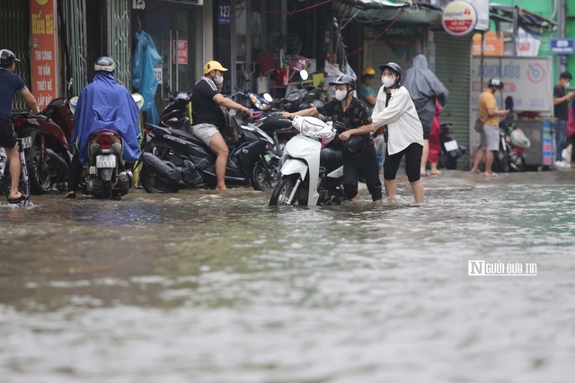 Hà Nội ngập úng khiến giao thông ùn tắc kéo dài- Ảnh 4.