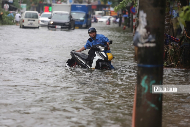 Hà Nội ngập úng khiến giao thông ùn tắc kéo dài- Ảnh 5.