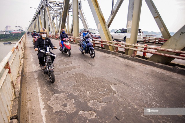 Nước sông Hồng dâng cao, Hà Nội cấm nhiều phương tiện lên cầu Chương Dương- Ảnh 1.