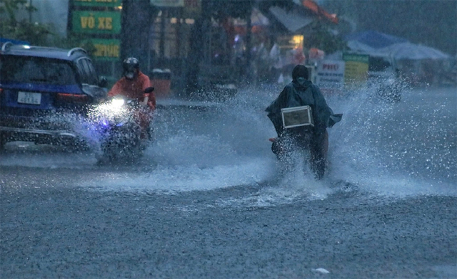 Miền Bắc mưa to dồn dập, thời tiết "dị thường" nguy hiểm kéo dài đến bao giờ?- Ảnh 1.