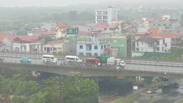 Tình người trong bão lũ