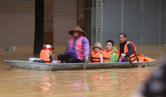 Thái Nguyên: Khẩn trương đưa trẻ nhỏ tại vùng lũ tới nơi an toàn- Ảnh 15.