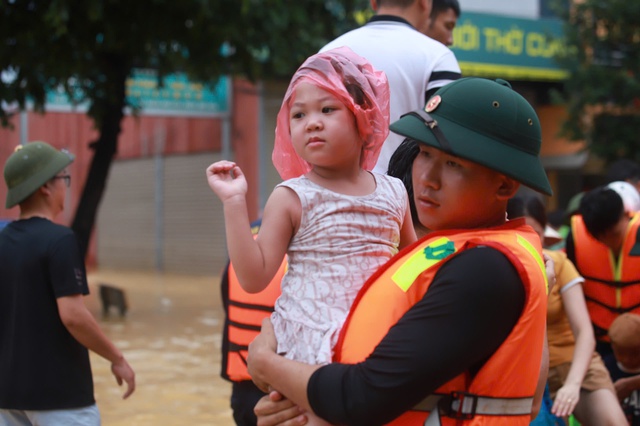 Thái Nguyên: Khẩn trương đưa trẻ nhỏ tại vùng lũ tới nơi an toàn- Ảnh 1.