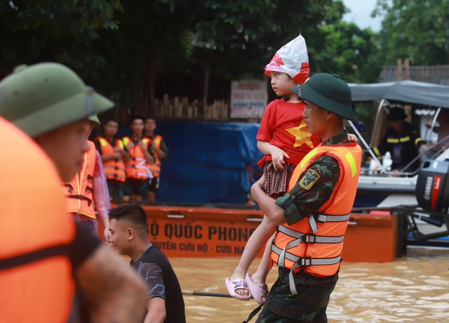 Thái Nguyên: Khẩn trương đưa trẻ nhỏ tại vùng lũ tới nơi an toàn- Ảnh 4.