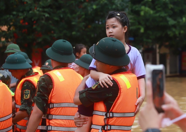 Thái Nguyên: Khẩn trương đưa trẻ nhỏ tại vùng lũ tới nơi an toàn- Ảnh 3.