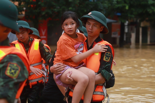 Thái Nguyên: Khẩn trương đưa trẻ nhỏ tại vùng lũ tới nơi an toàn- Ảnh 2.