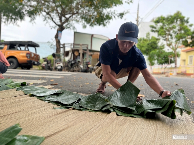 Nhiều người dân ở thành phố Đà Nẵng trở thành tình nguyện viên gói bánh chưng gửi tình cảm ra miền Bắc.