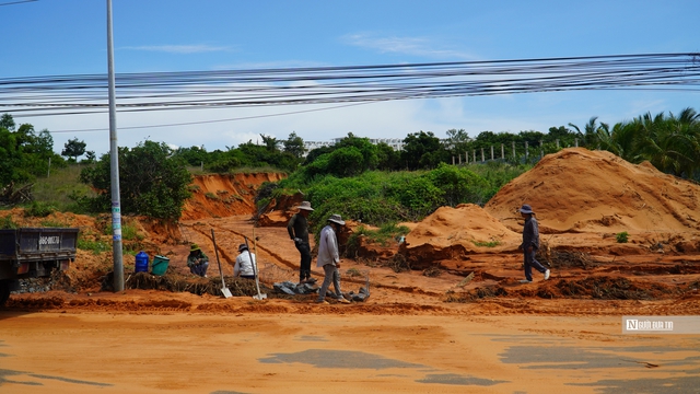 Bình Thuận: Không dám ngủ ở nhà vì sợ lũ cát ập xuống- Ảnh 1.