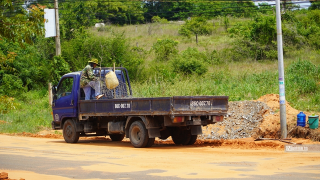 Bình Thuận: Không dám ngủ ở nhà vì sợ lũ cát ập xuống- Ảnh 4.