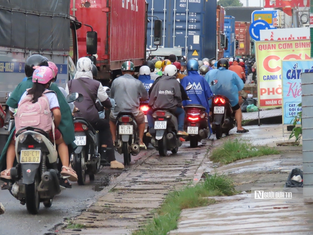 Đồng Nai: "Nghẹt thở" cảnh xe tải, container, xe máy chen nhau trên quốc lộ 51- Ảnh 5.